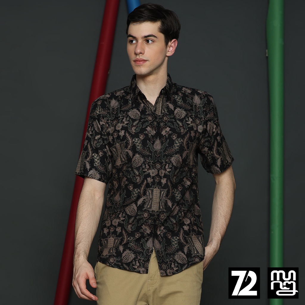 KEMEJA BATIK PRIA Lengan Pendek Motif Pintu Aceh Warna Hitam 723414 Cap 72 - Baju Kemeja Atasan Pakaian Setelan Batik Pria Cowok Laki Laki Remaja Keluarga Kantor Lengan Pendek Modern Slimfit Slim Fit Premium Kekinian