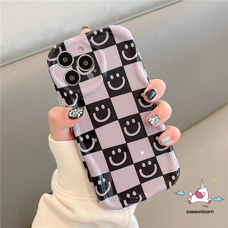 Kartun Smiley Case Kompatibel Untuk iPhone 7Plus 8Plus 11 14 12 13 Pro Max XR X 7 8 6s 6 Plus XS Max SE 2020 Checkerboard Senyum Lucu 3D Wavy Curved Edge Lembut Shockproof Glossy Cover