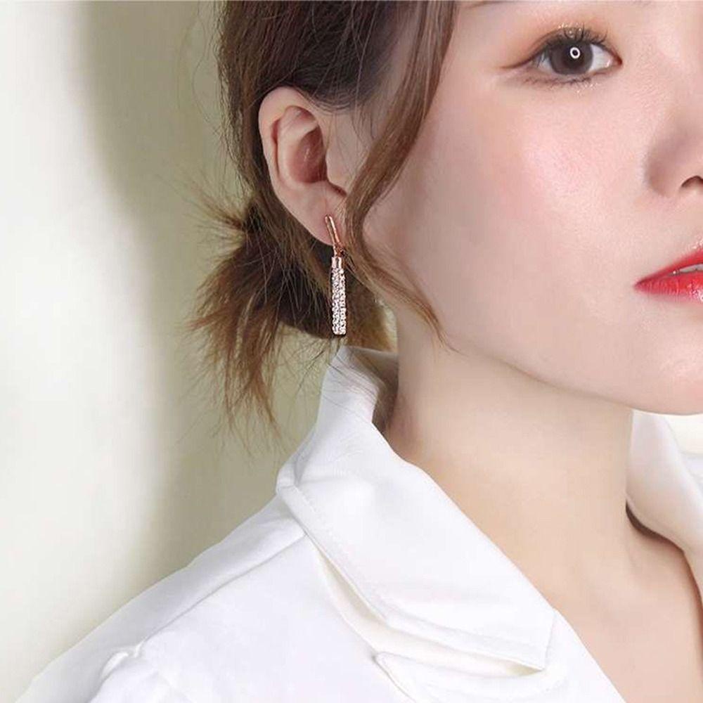 Mxbeauty Set Perhiasan Fashion Indah Sederhana Elegan Berlian Imitasi Temperamen Paduan Gaya Korea Menjuntai Anting