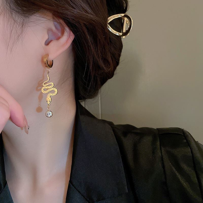 Kalung titanium Bentuk Ular Anti Karat Kepribadian Wanita Manis Keren Gaya vintage Tulang Selangka Rantai Aksesoris