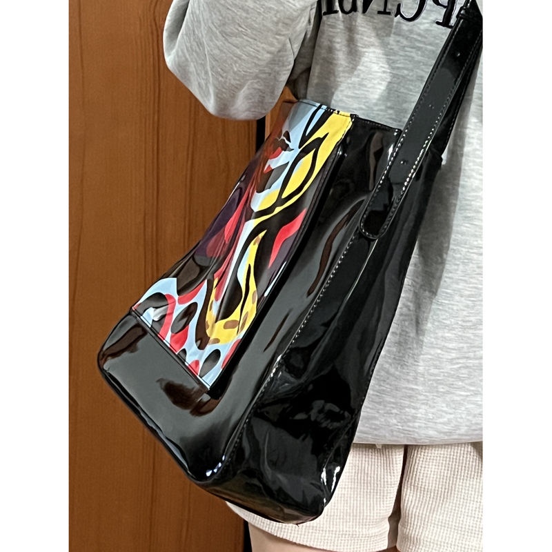 Sera Art Series 2023 Baru Grafiti Tote Tas Wanita Kapasitas Besar Tas Bahu Commuter Tas Niche Messenger Bag