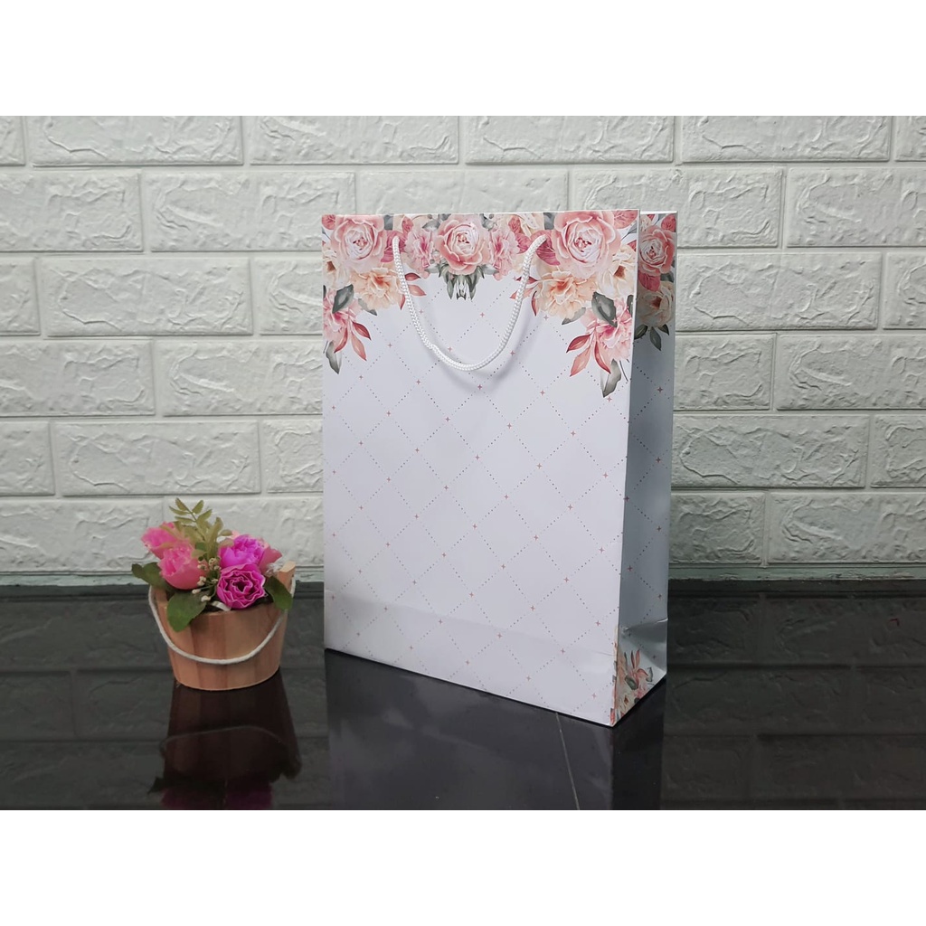 

Paper Bag Putih Glossy Motif Bunga Kado Custom Wedding Tas Souvenir Kado Kertas Ulang Tahun Bridesmaid
