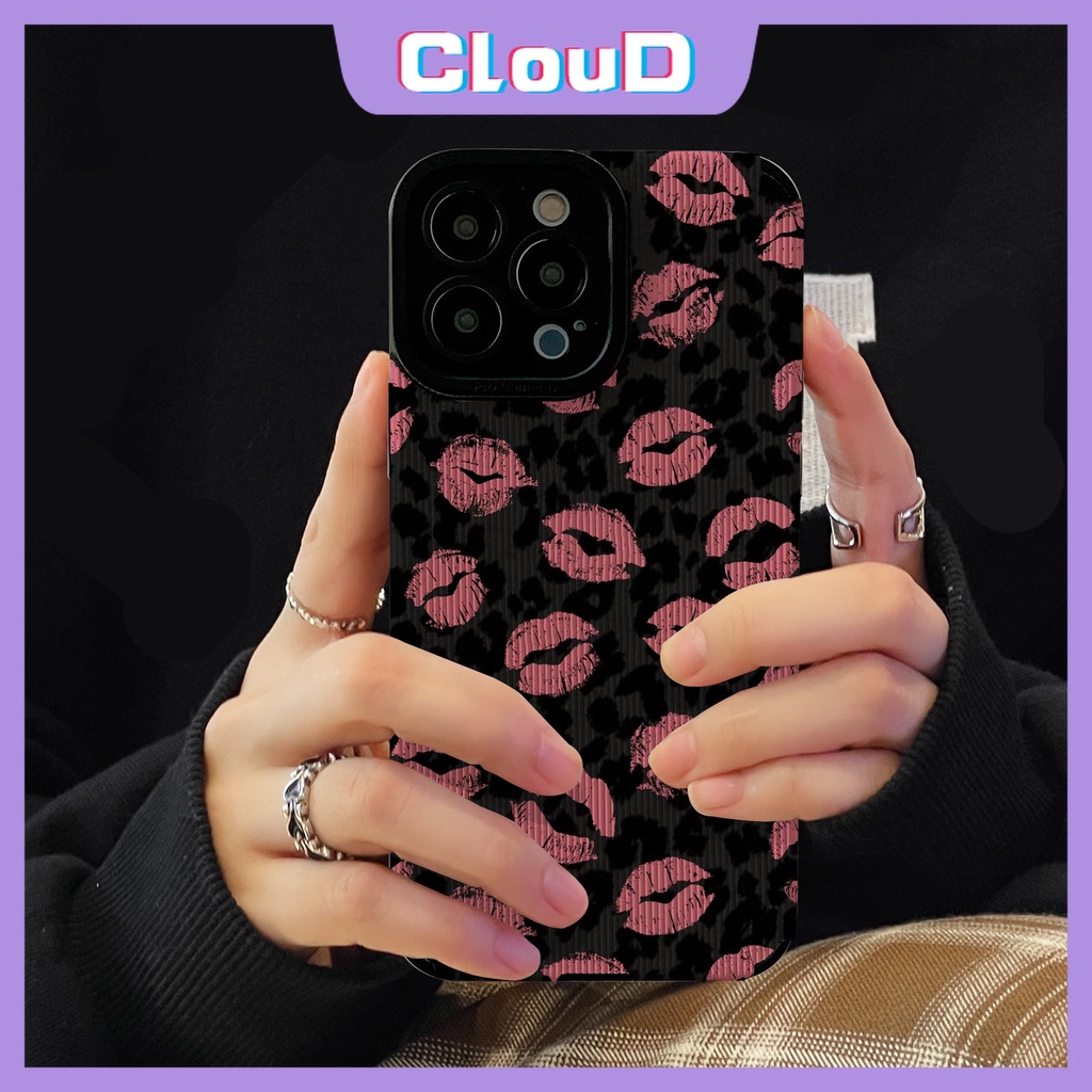 IPHONE Ins Kotak-Kotak Merah Kisses Lips Phone Case Kompatibel Untuk Iphone13 12 11 14 Pro MAX XR XS X MAX 7Plus 8 7 Plus Tekstur Kulit Mewah Shockproof Soft Cover