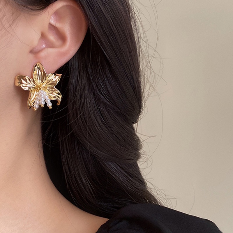 Logam Mutiara Bunga Mode Cahaya Mewah Retro Niche Temperamen Anting Berlebihan