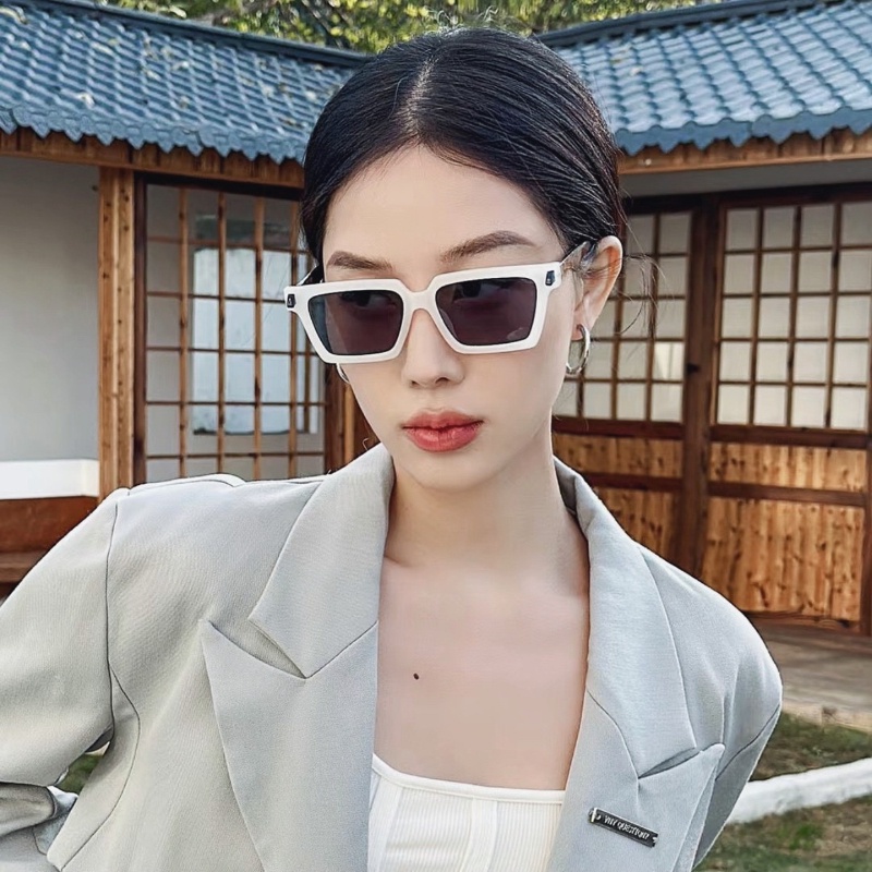 (YUZHU) Niche Barat Vintage Square Frame Kacamata Hitam Wanita Tren Kepribadian Dekorasi Mewah Rasa Sunglasses