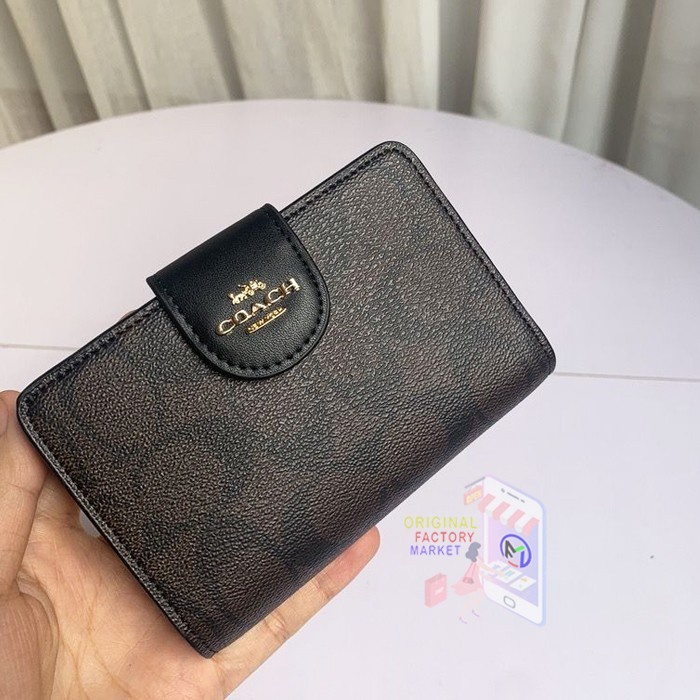 VS Dompet COACH C0082 Medium Wallet Signature Corner Zip Brown Black