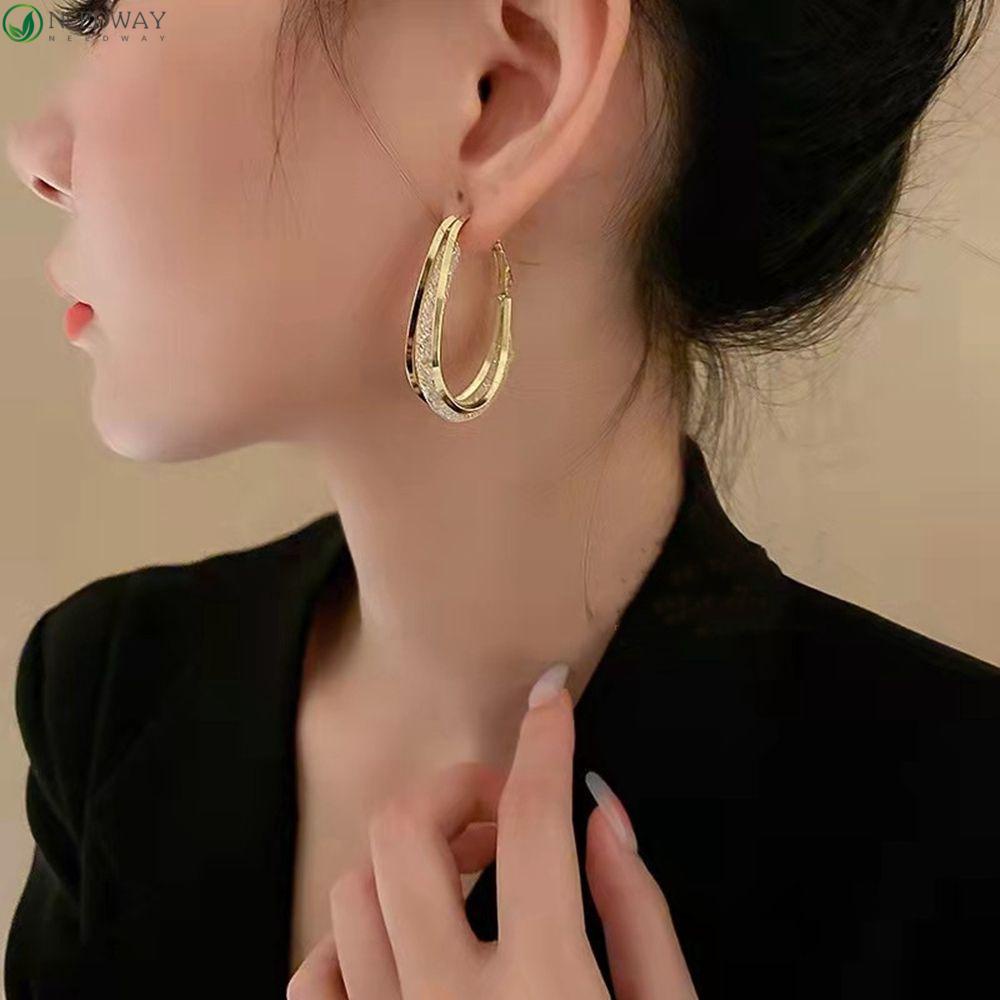 NEEDWAY Anting Hoop Logam Anting Pejantan Sederhana Indah Memutar Perak Lingkaran Besar Berbentuk C Anting Perempuan Anting