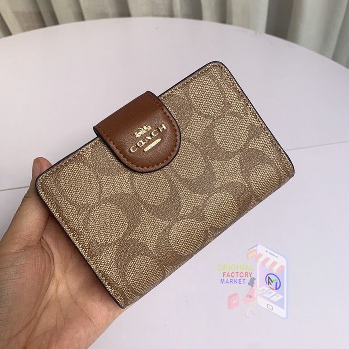 VS Dompet COACH C0082 Medium Wallet Signature Corner Zip Khaki Brown