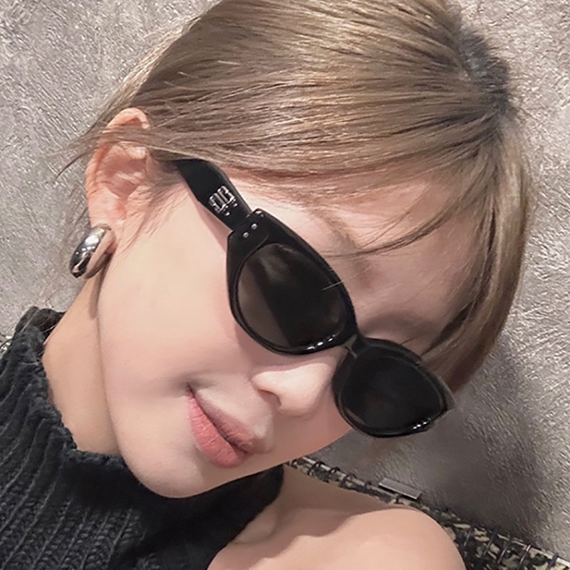 (YUZHU) Korea Fashion Beras Spike Tidak Teratur Mata Kucing Kacamata Hitam Vintage Fashion Bingkai Kecil Premium Sense Sunglasses