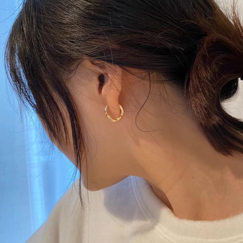 Roselife 14K Glossy Emas Mobius Hoop Earrings Untuk Wanita Perempuan Trendi Memutar Lingkaran Bulat Anting-Anting Geometris Telinga Perhiasan Aksesoris