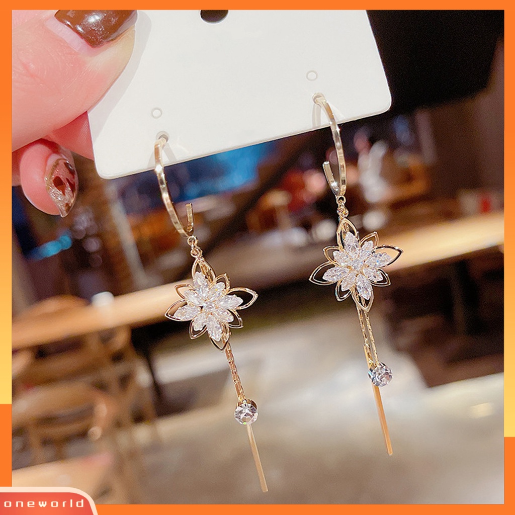 [WOD] 1pasang Lady Menjuntai Anting Shiny Indah Imitasi Kristal Bentuk Bunga Berongga Keluar Drop Earrings Perhiasan Perempuan