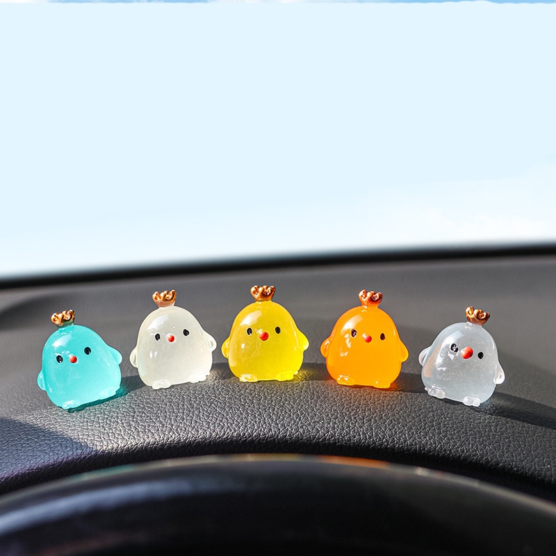 Ornamen Mobil Ayam Mahkota Kartun Lucu/Mainan Ayam Resin Bercahaya Mini Berperekat/Aksesoris Dekorasi Dashboard Mobil