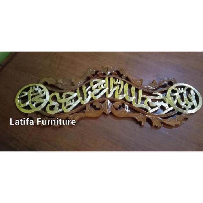 Lafal kaligrafi ayat Bismillah dari kayu jati