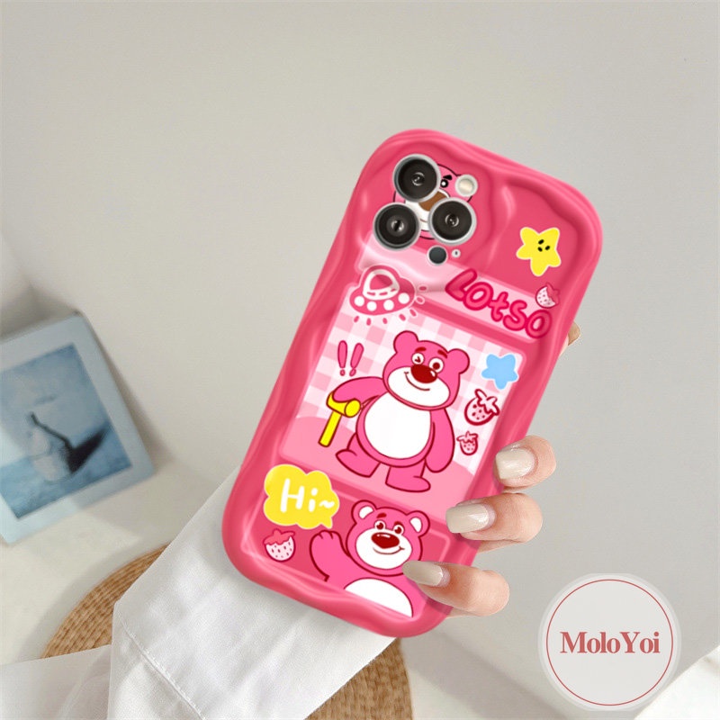 IPHONE  Kartun Toy Story Alien Cute Strawberry Bear Manyo Case Kompatibel Untuk Iphone11 12 13 14 Pro Max 7 6s 8 6 Plus XR X XS Max SE 2020 3D Wavy Curved Edge Couple Soft Cover