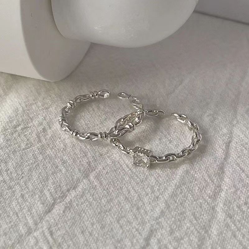 Cincin Baja Titanium Terbuka Berlian Simpul Sederhana Temperamen Perempuan Desain Modis Rasa Perhiasan Cincin Anti Karat