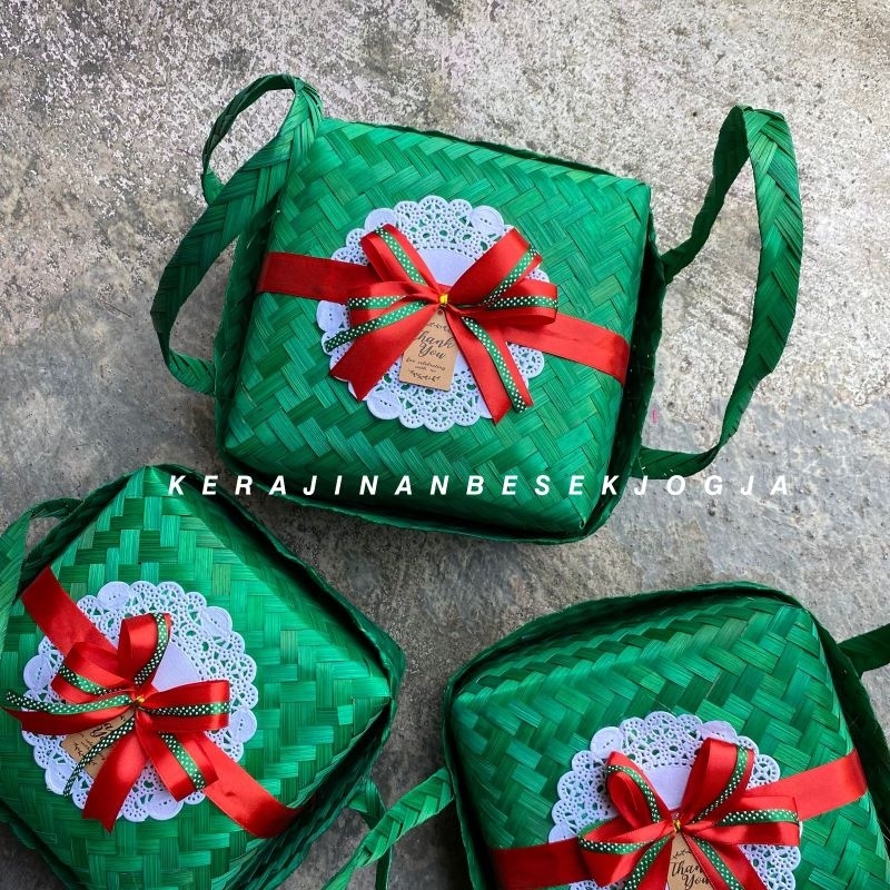 

bambu anyaman SEPASANG BESEK JINJING WARNA PITA THANKYOU besek warna warni besek murah besek kekinian catering besek nasi besek Jogja besekan
