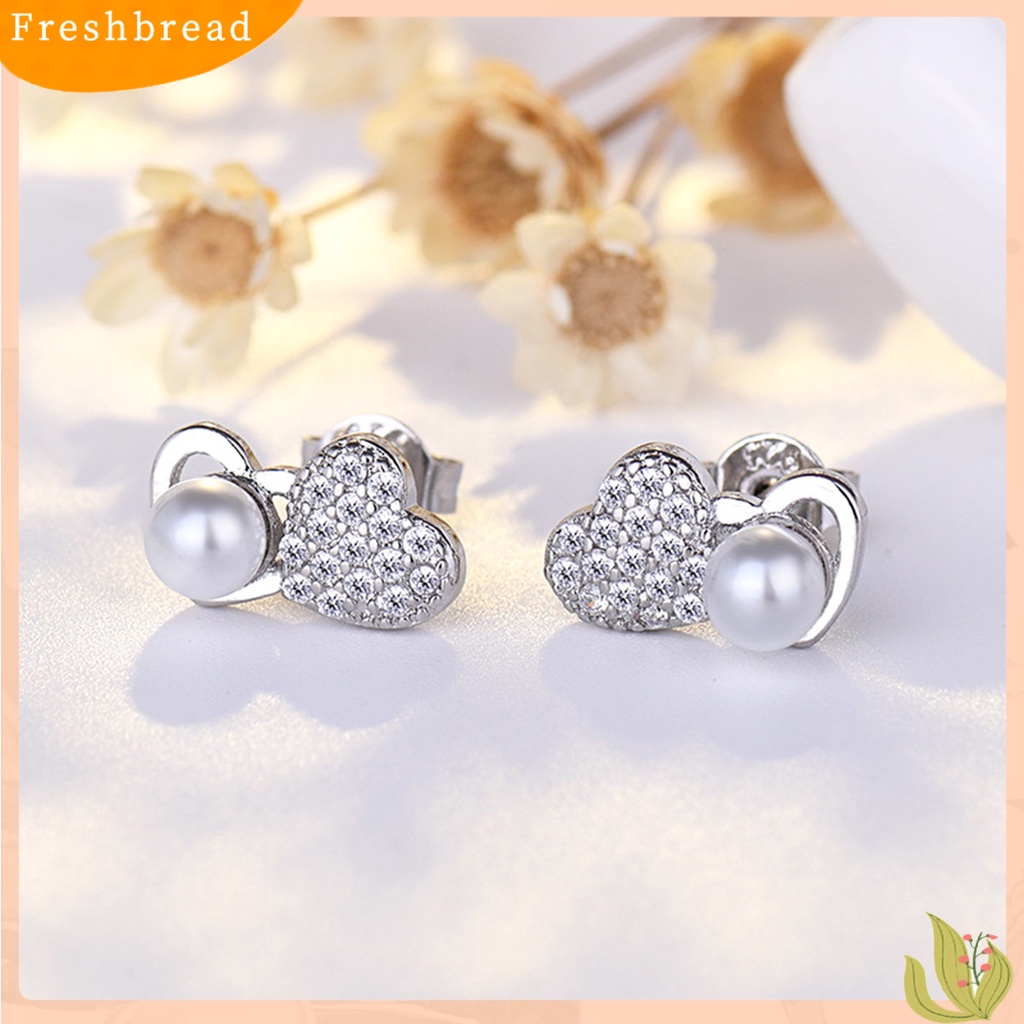 &lt; Freshbread &gt; 1pasang Ear Studs Vintage Elegan Berongga Keluar Berbentuk Hati Shiny Cubic Zirconia Dress Up Hadiah Wanita Mutiara Imitasi Stud Earrings Perhiasan Pesta Untuk Pakaian Sehari-Hari