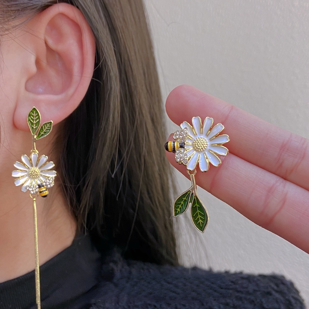 Deartiara Anting Rumbai Daisy Asimetris Untuk Rasa Desain Orang Banyak Perempuan Anting Telinga Lebah Kecil Temperamen Anting Panjang