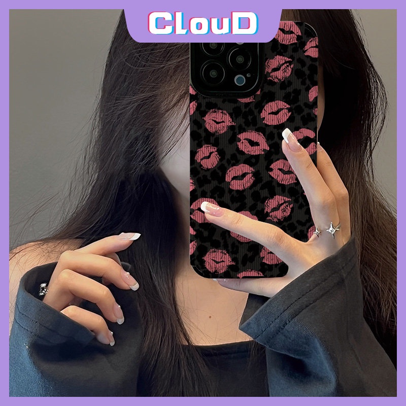 IPHONE Ins Kotak-Kotak Merah Kisses Lips Phone Case Kompatibel Untuk Iphone13 12 11 14 Pro MAX XR XS X MAX 7Plus 8 7 Plus Tekstur Kulit Mewah Shockproof Soft Cover