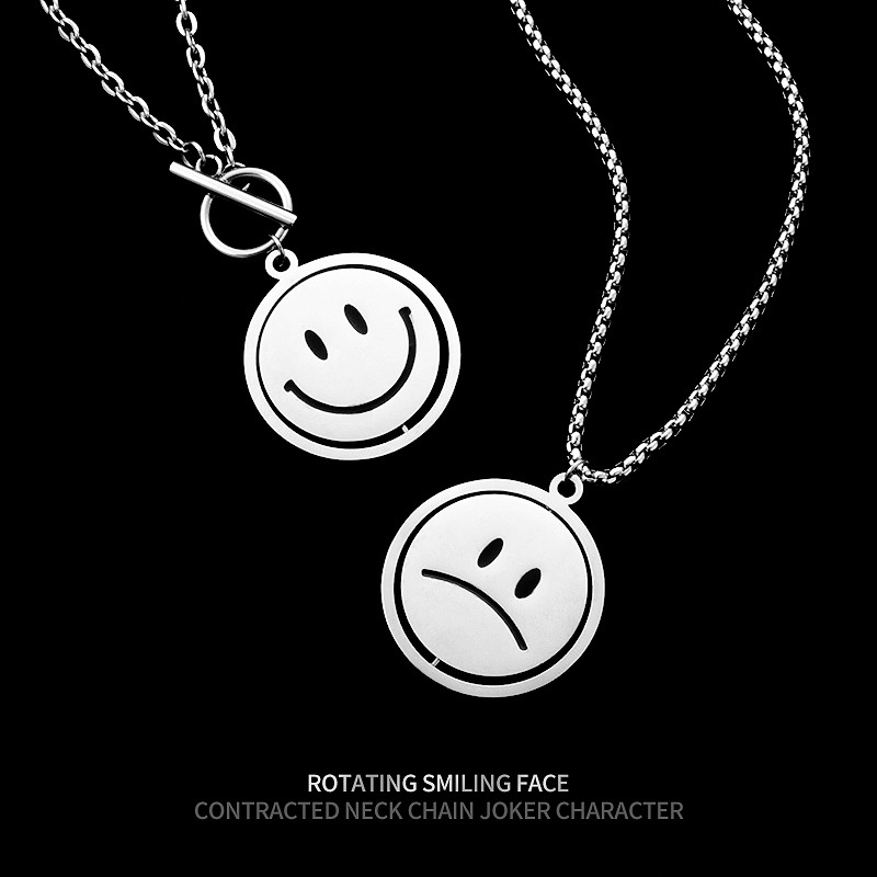 Versi Korea Smiley Face Kalung Pria ins Gaya Keren Emoticon Liontin Unik Hip-Hop Pria Trendi Produk Baja Titanium