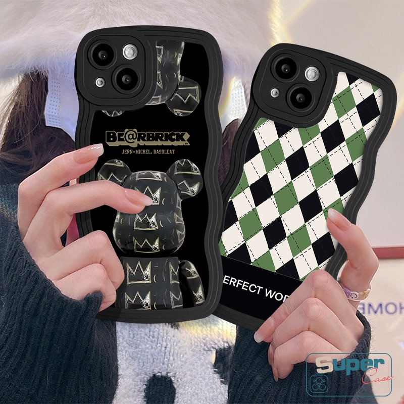 IPHONE Trendy Merek Keren Violent Bear Soft Phone Case Kompatibel Untuk Iphone11 13 12 14 Pro Max XR XS X Max 6s 7 14 8 6 Plus 7Plus SE 2020retro Checkerboard Diamond Grid Wavy Edge Cover