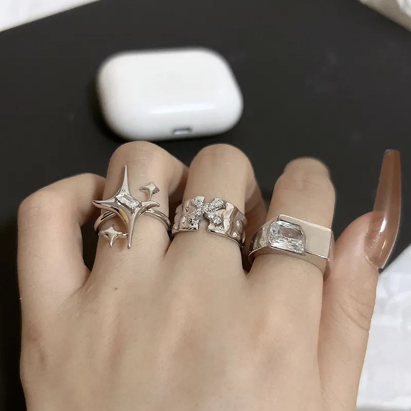 Hiphop Cincin Jari Bintang Mengkilap Kristal Tidak Teratur Rings Adjustable Zirkon Surat X Terbuka Cincin Untuk Pria Wanita Punk Pasangan Rings Y2K Hadiah Yang Indah Perhiasan Fashion Unisex Pesta Paduan