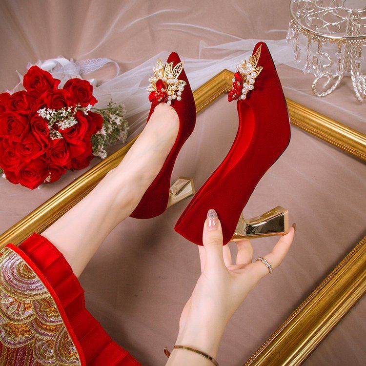 Red high-heeled shoes for women, showcasing her dress, bride's wedding shoes, dress, bridesmaid shoe