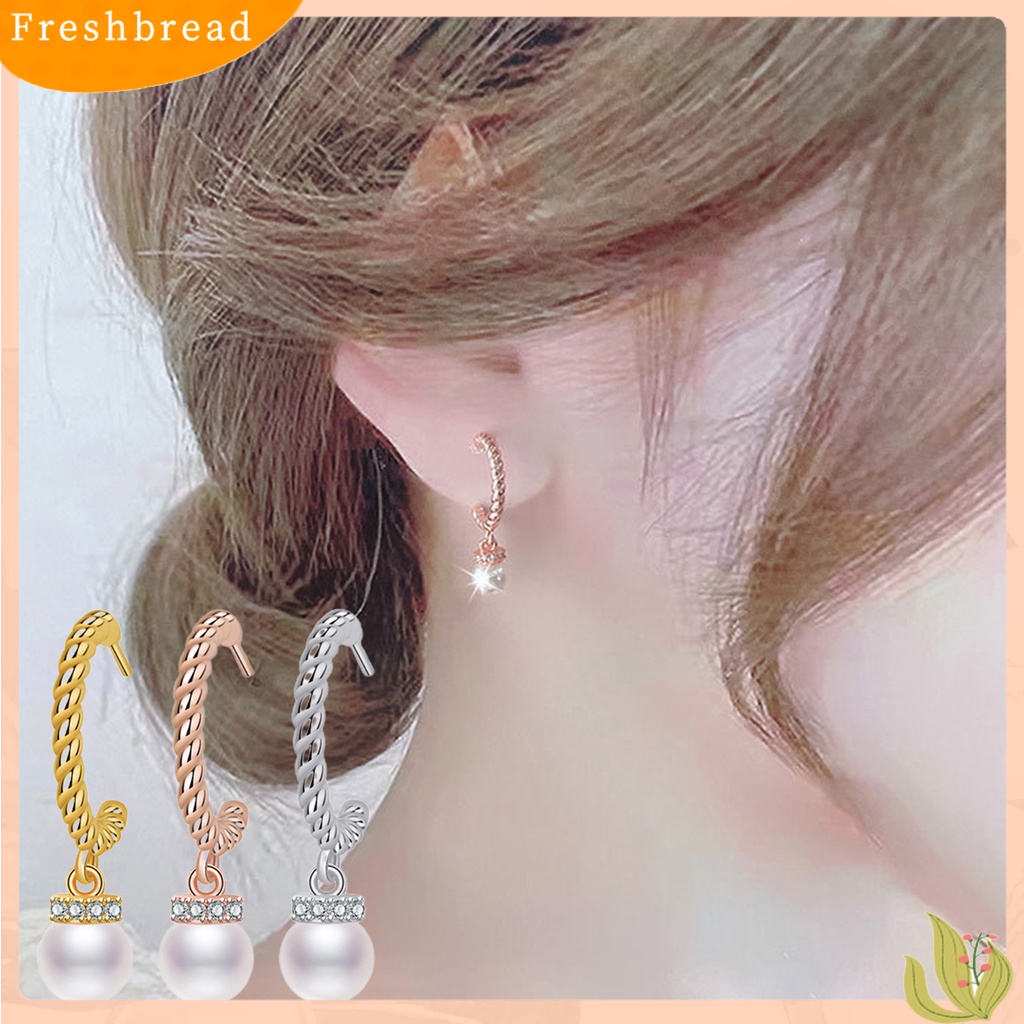 &lt; Freshbread &gt; 1pasang Anting Wanita Bersinar C-shaped Pendant Berlian Imitasi Hias Electroplating Ear Decoration Aksesori Fashion Faux Pearl Menjuntai Earrings Untuk Kehidupan Sehari-Hari