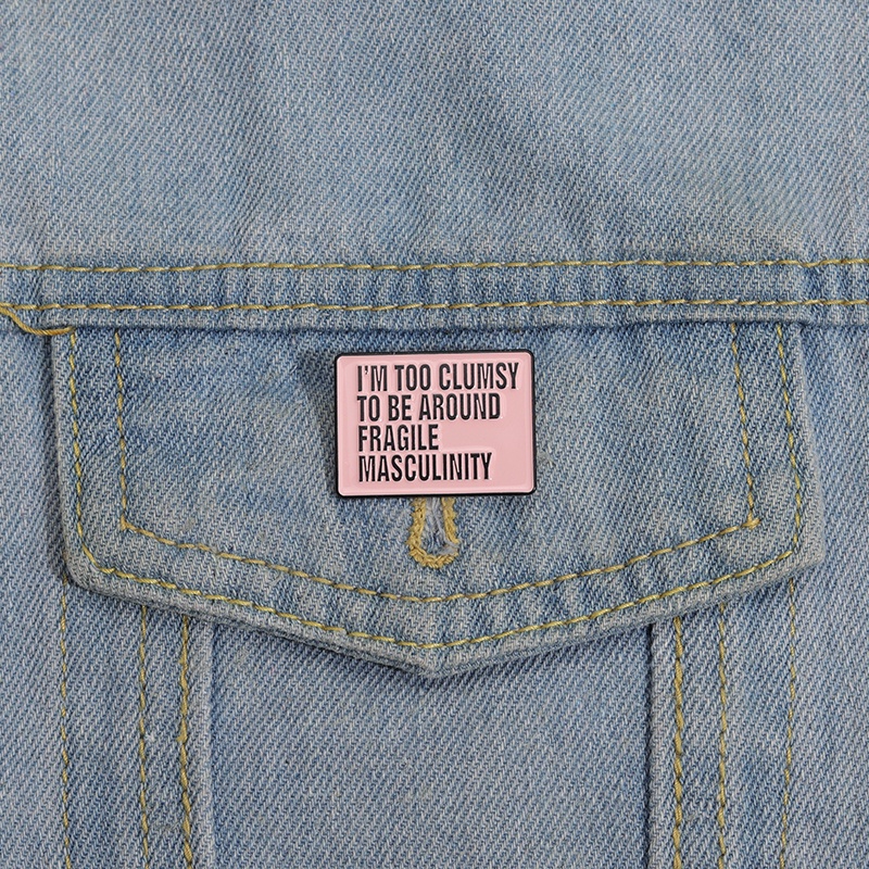 Pin Enamel Feminist I'M Terlalu Lemas Untuk Berada Di Sekitar Fragile Maskulinitas Bros Lencana Baju Kerah Pin Pink Wanita Perhiasan Hadiah