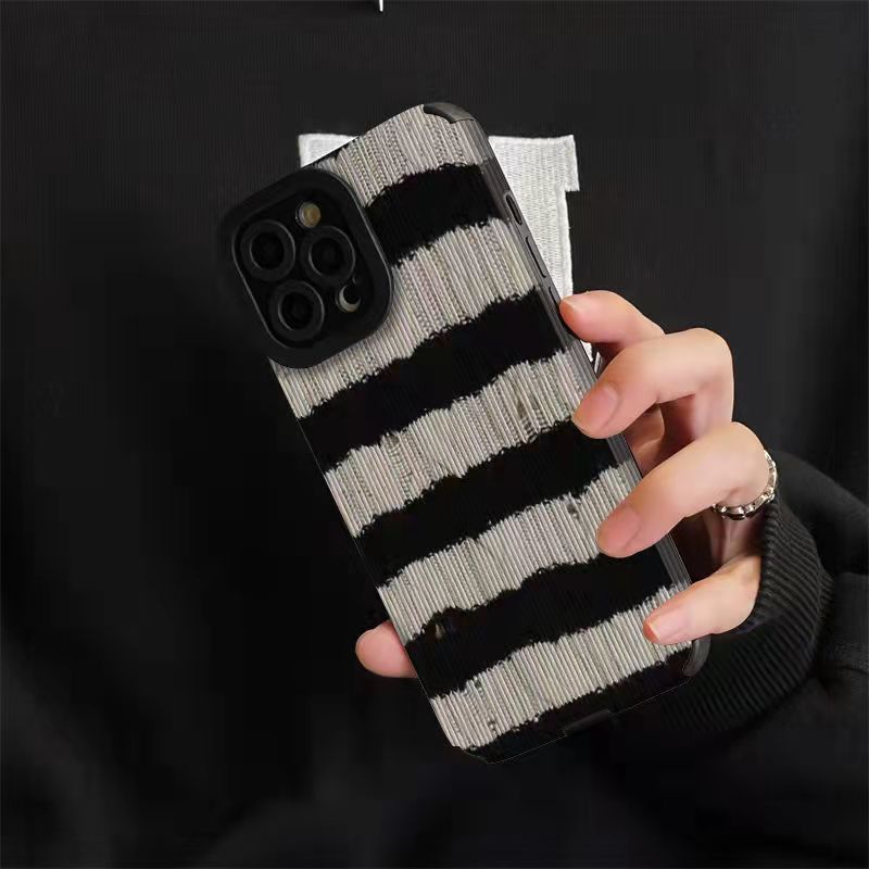 【Lamb Skin】Black and White Sweater Leather Soft Case for IPhone 6S 7 Plus 8 Plus X XS XR XS Max 11 13 12 14 PRO Max 14 Plus 12 13 Mini Ins Fashion Twisted Stripe Girl Women's Gift