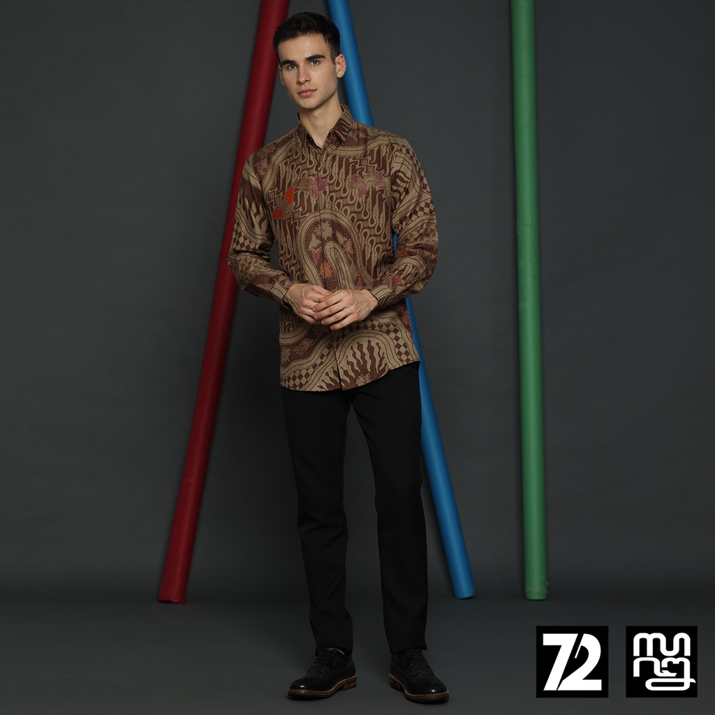 KEMEJA BATIK PRIA LENGAN PANJANG Kemeja Dobby Slimfit Motif Glykria Warna Coklat 723542 Cap 72 - Baju Kemeja Atasan Pakaian Setelan Batik Pria Cowok Laki Laki Remaja Keluarga Kantor Lengan Panjang Modern Slimfit Slim Fit Premium Kekinian