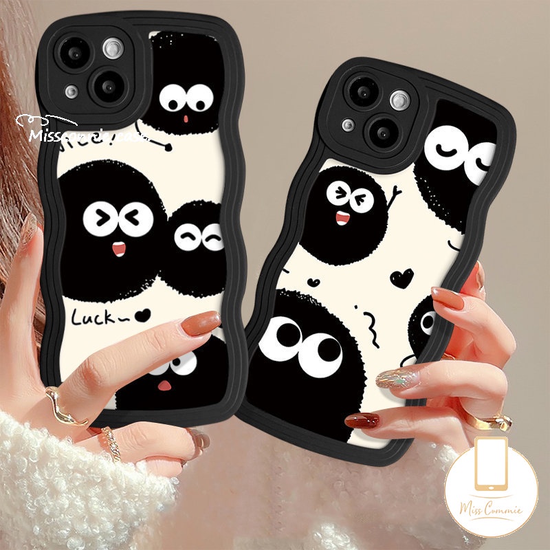 Fashion Kartun Bola Bara Keberuntungan Lucu Dustbunny Case Kompatibel Untuk iPhone 7Plus11 Pro Max13 14 12 Pro Max XR 6s 7 8 6 14 Plus X XS Max SE 2020 Tpu Lembut Bergelombang Penutup Tepi