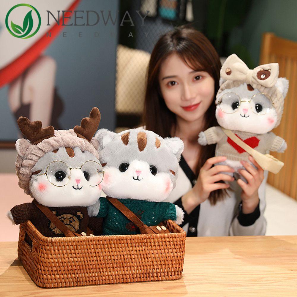 Needway   Kucing Mainan Mewah Mainan Anak Kawaii Selempang Kartun Boneka Boneka Hewan Sweater Kucing Memakai Pakaian Kucing Boneka Mainan