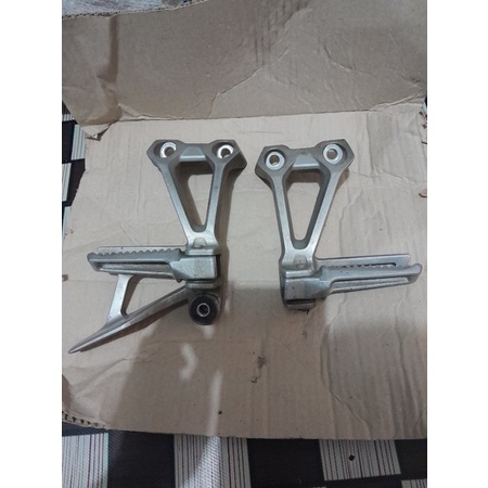 Foot step belakang Supra Gtr 150 Fi original copotan Footstep pijakan kaki belakang