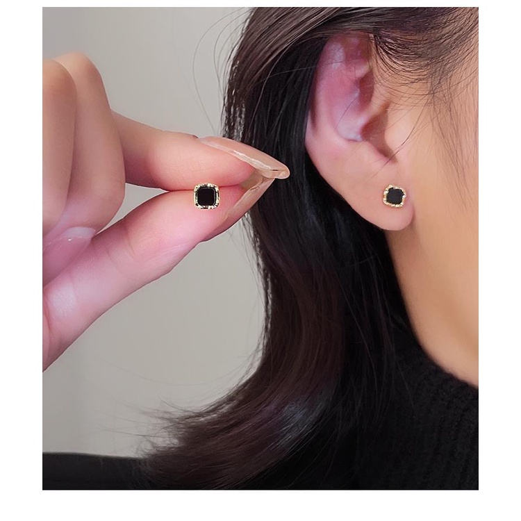 Anting mini Persegi Hitam Dengan Lubang Telinga Untuk Tidur Tidak Perlu Mengeluarkan Anting Kecil Dan Elegan Anting high-end Gaya Baru