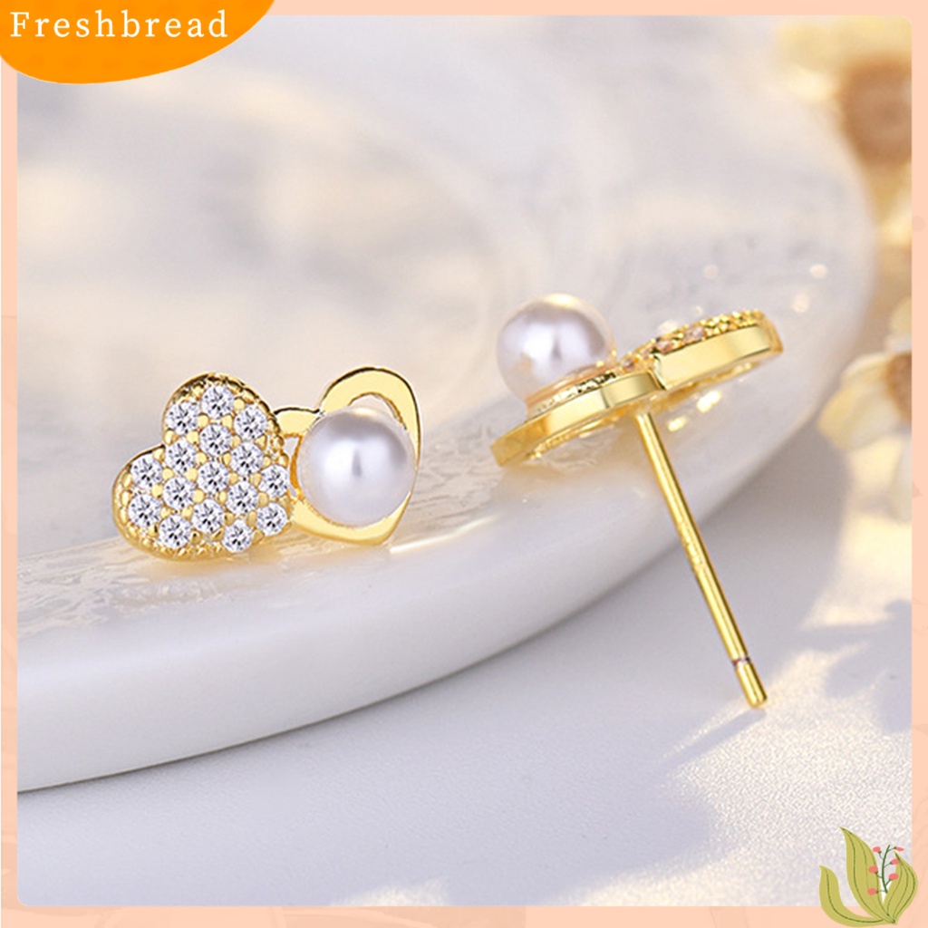 &lt; Freshbread &gt; 1pasang Ear Studs Vintage Elegan Berongga Keluar Berbentuk Hati Shiny Cubic Zirconia Dress Up Hadiah Wanita Mutiara Imitasi Stud Earrings Perhiasan Pesta Untuk Pakaian Sehari-Hari