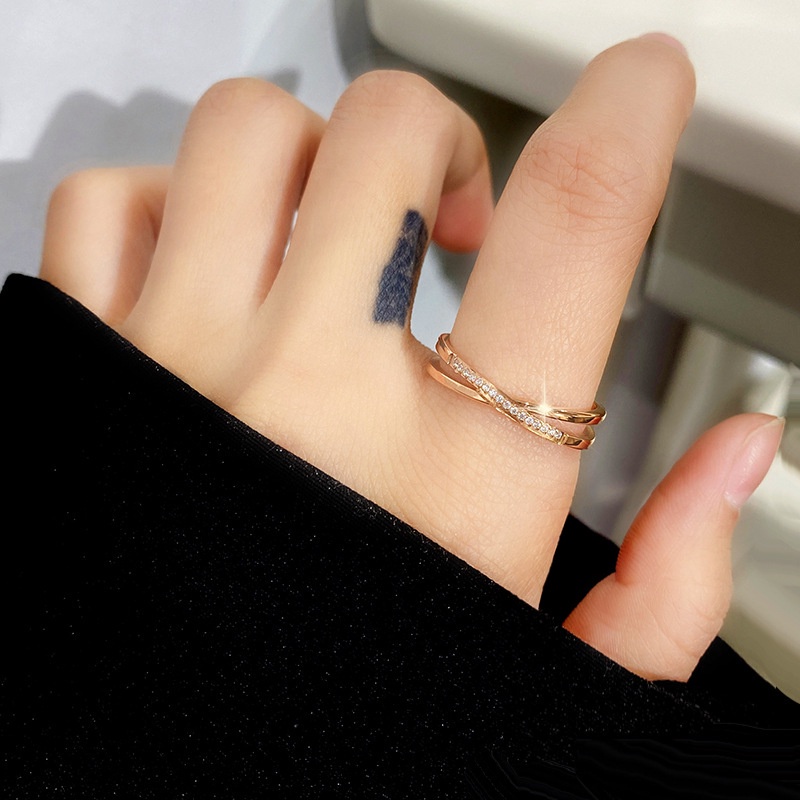 Indah Silang Gaya Diagonal Bertabur Berlian Cincin Baja Titanium Perempuan Anti Karat Berlapis 18 K Rose Gold Cincin Perhiasan