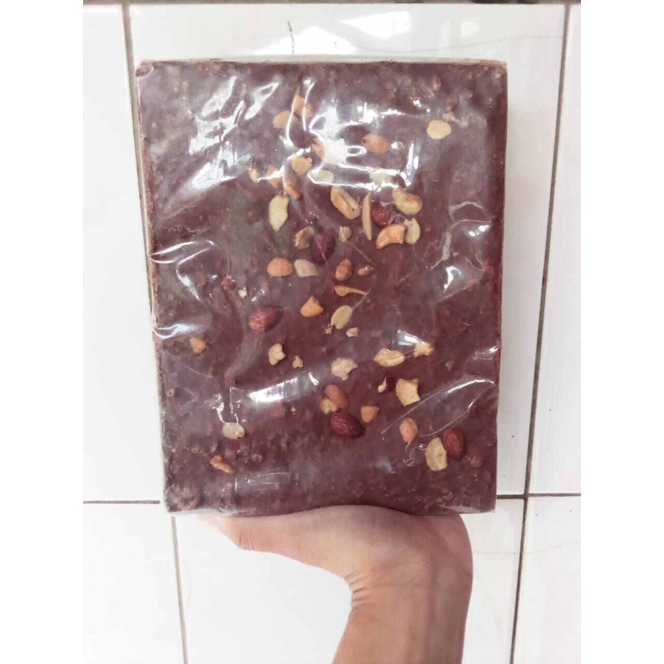 

cokelat Block 1kg bahan sq dan take it isi kacang almond dan mede