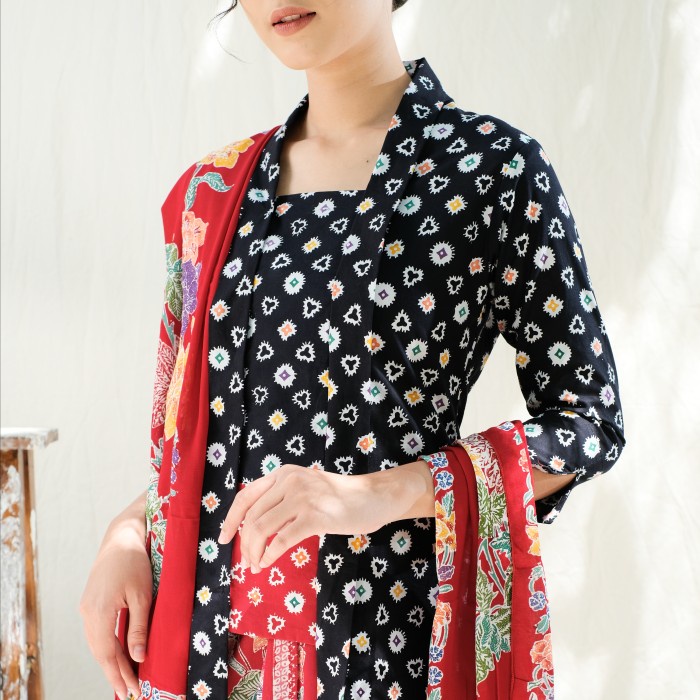 

Kebaya Batik Jumputan Lengan Panjang Meradelima Katun Hitam - XL