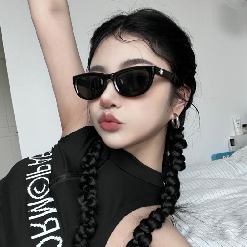 (YUZHU) Korea Fashion Bingkai Kecil Mata Kucing Kacamata Hitam Vintage Fashion Oval Frame Meter Spike Sunglasses