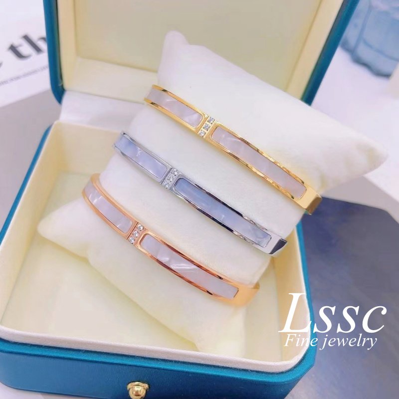 Gelang Titanium Wanita Anti Karat Berlian Mewah Shell Elegan Fashion Korea Emas 18K Bangle Aksesoris Perhiasan