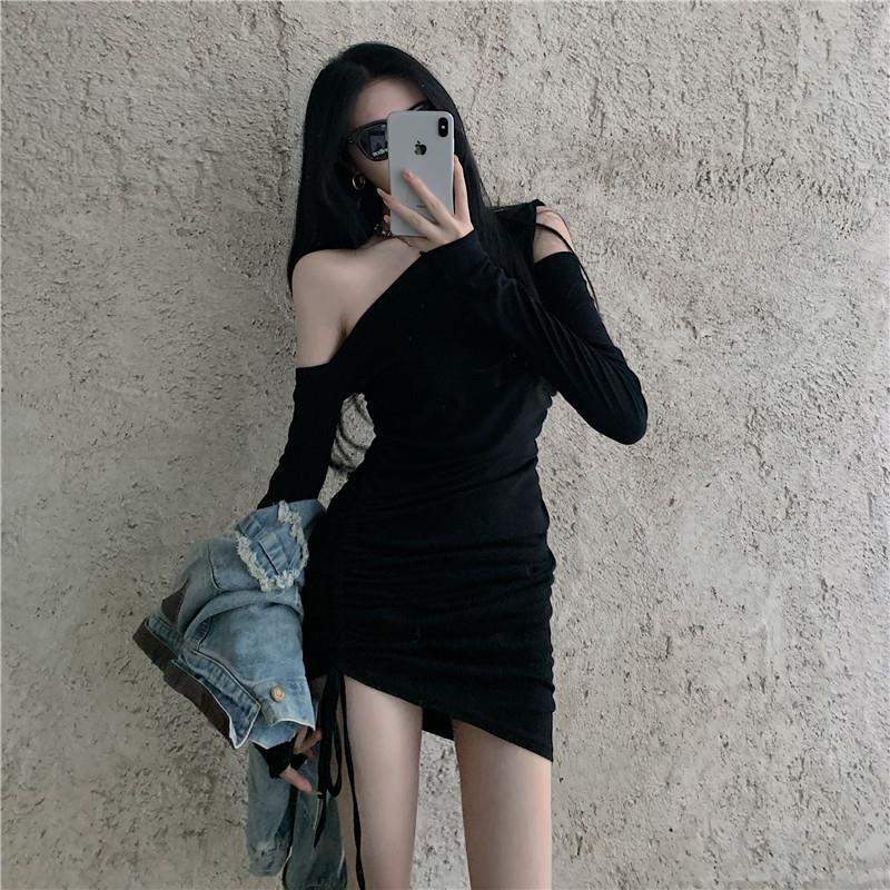 Red Bahu Miring Berongga Seksi Lengan Panjang Gaun Wanita Musim Semi 2021 Baru Gaya Hong Kong Temperamen Slim Pinggang Pinggang bungkus Rok Pinggul