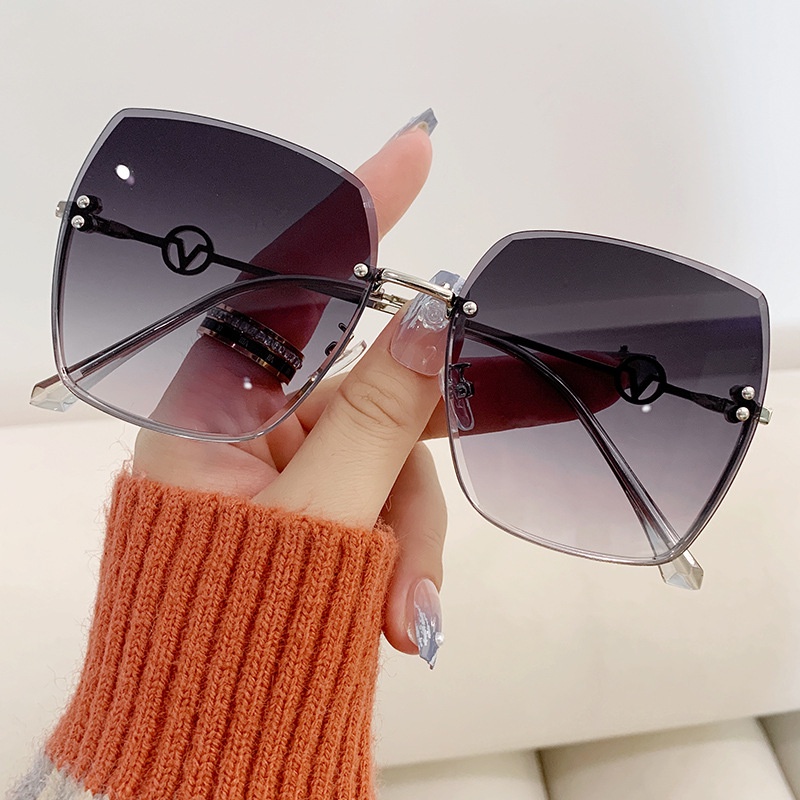 (YUZHU) Kacamata Hitam Tanpa Bingkai Logam Bergaya Baru Untuk Wanita Oversized Square Frame Gradient Shade Sunglasses