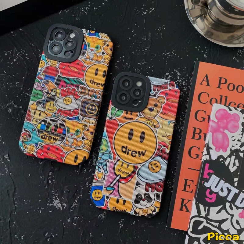 IPHONE Casing Ponsel Rumah Drew Merek Trendi Kompatibel Untuk Iphone7 8plus11 Pro Max XR 13 14 12 Pro Max X XS Max Graffiti Lucu Kartun Beruang Smiley Mewah Tekstur Kulit Soft Cover