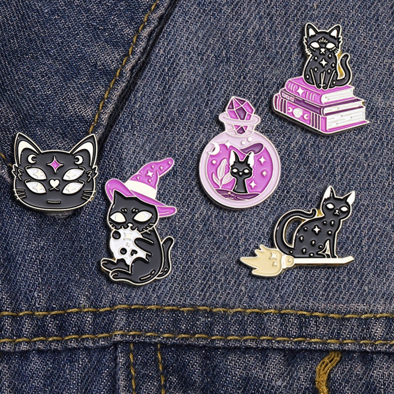 Kucing Hitam Enamel Pin Topi Penyihir Punk Goth Kristal Obat Teman Grosir Botol Buku Perhiasan Aksesoris Lapel Hadiah Halloween