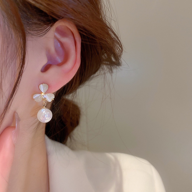 Opal clover petals high gloss pearl earrings Aksesoris fashion Korea Wanita