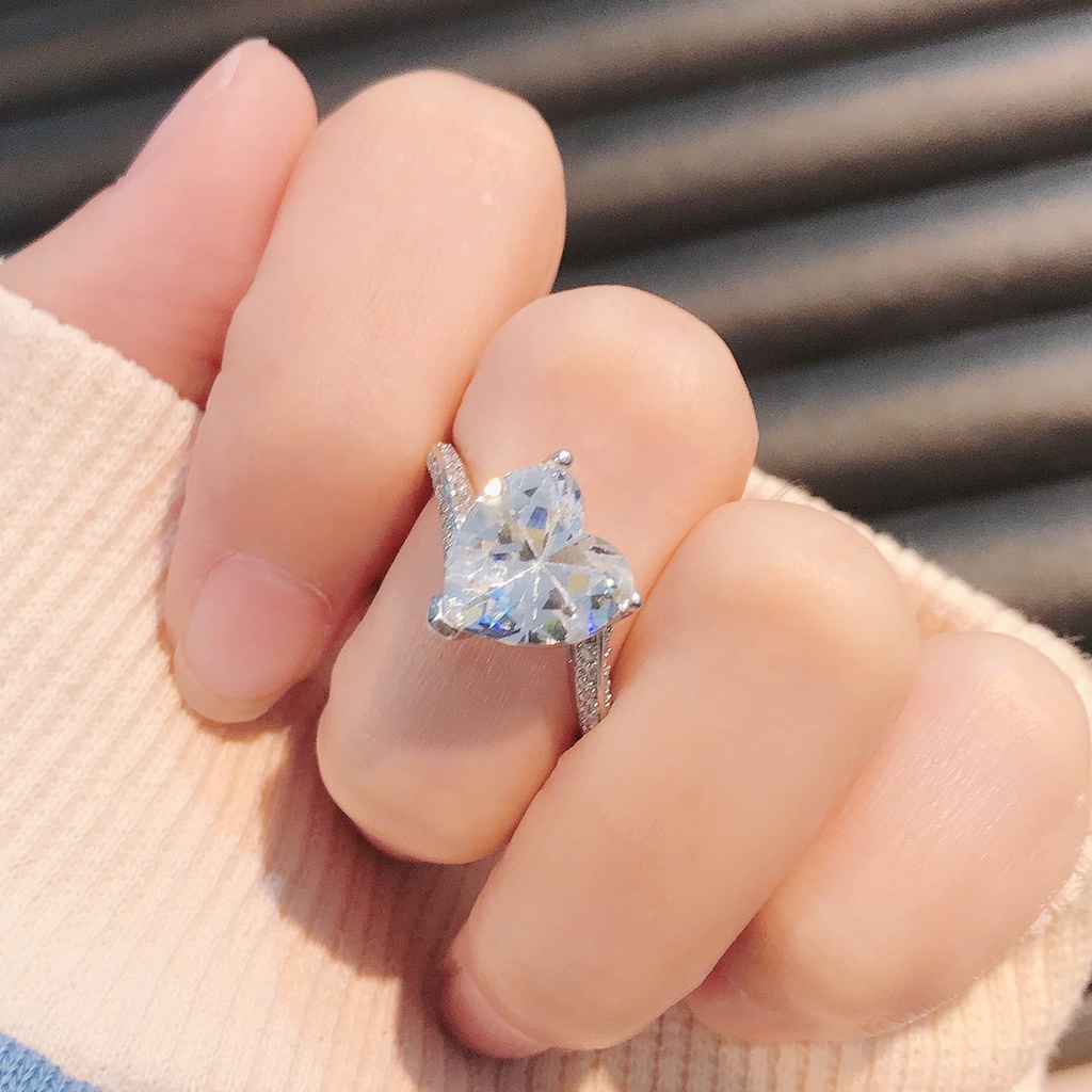 Goldkingdom Aksesoris Perhiasan Fashion Ready Stock Jepang Mewah Berbentuk Hati Cincin Kepribadian Fashion Perempuan Lengan Yang Salah Cincin Berlian Topa Biru Cincin Berlian Karbon Tinggi