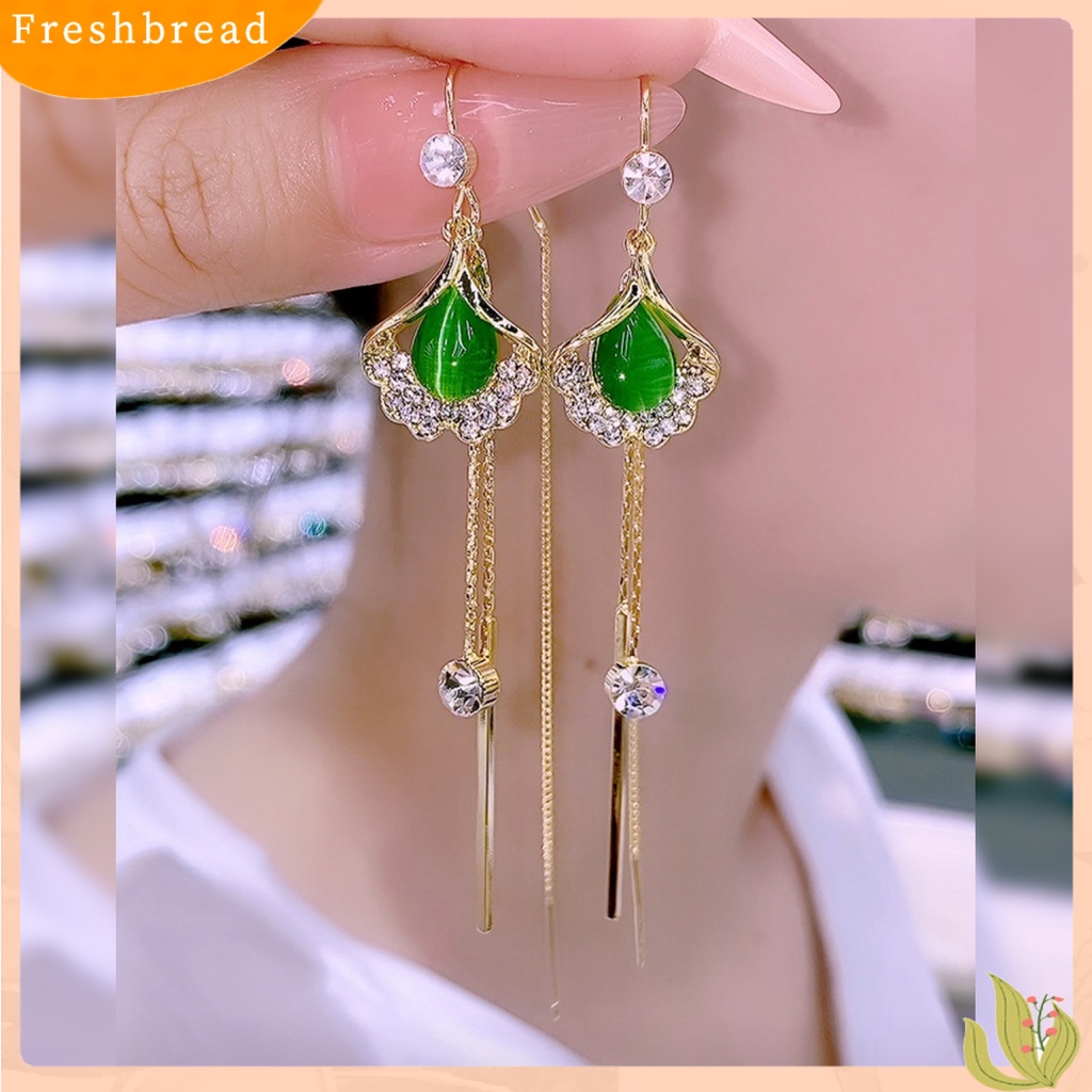 &lt; Freshbread &gt; 1pasang Anting Rumbai Rumbai Bentuk Daun Berlian Imitasi Hias Bersinar Lurus Gantung Dekorasi Hypoallergenic Liontin Geometris Tindik Drop Earrings