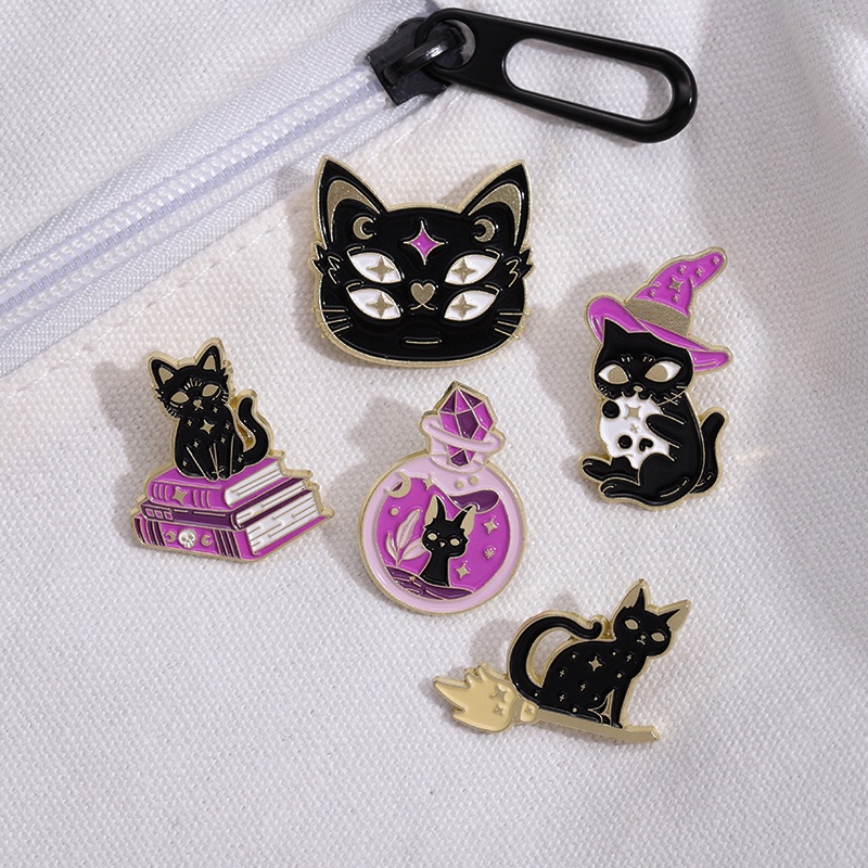 Kucing Hitam Enamel Pin Topi Penyihir Punk Goth Kristal Obat Teman Grosir Botol Buku Perhiasan Aksesoris Lapel Hadiah Halloween