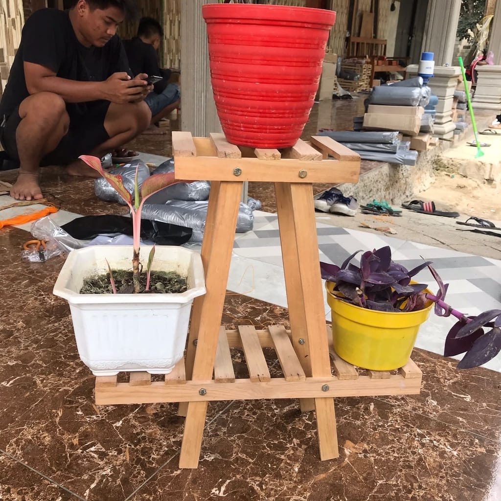 Rak Bunga Susun Kayu Minimalis